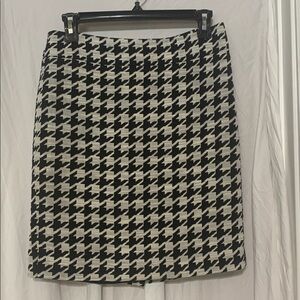 Ann Taylor Petite 2P Classic Black and Cream Houndstooth Knee length Skirt EUC